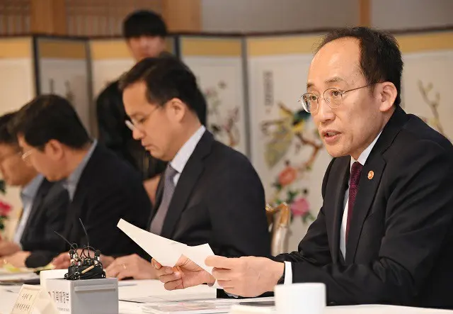 韓国のチュ・ギョンホ（秋慶鎬）経済副首相兼企画財政相（右）（画像提供:wowkorea）