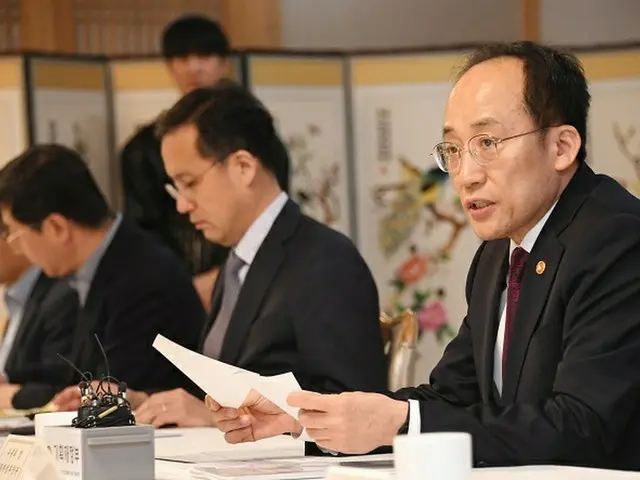 韓国のチュ・ギョンホ（秋慶鎬）経済副首相兼企画財政相（右）（画像提供:wowkorea）