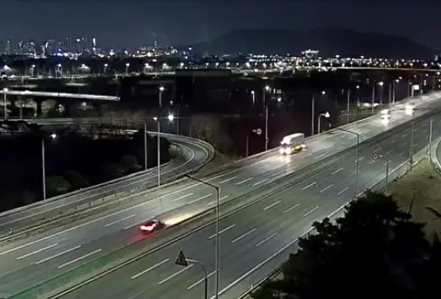 韓国の京釜高速道路を逆走している車両（左）（画像提供:wowkorea）