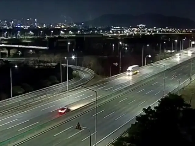 韓国の京釜高速道路を逆走している車両（左）（画像提供:wowkorea）