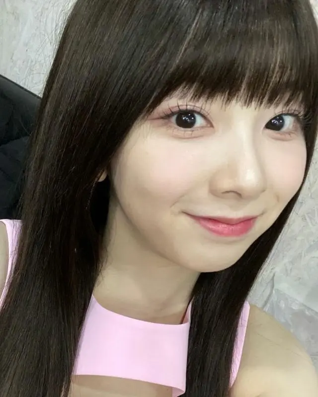 「NiziU」のMIIHI、“透明感すごい”前髪ぱっつんな変身ショットでウインク…RIOとの双子？なツーショットも（画像:「NiziU」公式インスタグラム）