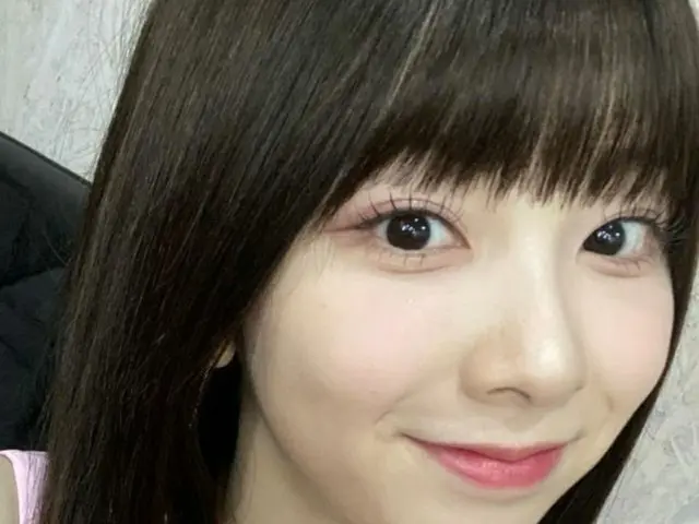 「NiziU」のMIIHI、“透明感すごい”前髪ぱっつんな変身ショットでウインク…RIOとの双子？なツーショットも（画像:「NiziU」公式インスタグラム）