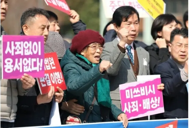 記者会見に出席した徴用被害者の梁錦徳（ヤン・クムドク）さん（中央）＝６日、光州（聯合ニュース）
