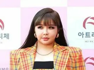 BOM（元2NE1）、“異常なし”でも…6か月間つきまとう“健康異常説”…最近は鎖骨にバンド？