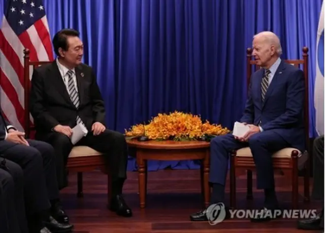 昨年11月13日、カンボジア・プノンペンで首脳会談を行う尹大統領（左）とバイデン大統領＝（聯合ニュース）