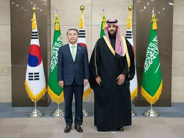 韓国の李鐘燮国防相（左）は7日、訪韓中のハリド・サウジアラビア国防相と会談した（画像提供:wowkorea）