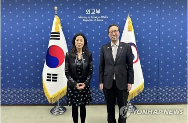 韓国の李埈一・北核外交企画団長（右）と米国のジョン・パク北朝鮮担当特別副代表（資料写真、韓国外交部提供）＝（聯合ニュース）≪転載・転用禁止≫