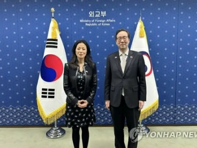 韓国の李埈一・北核外交企画団長（右）と米国のジョン・パク北朝鮮担当特別副代表（資料写真、韓国外交部提供）＝（聯合ニュース）≪転載・転用禁止≫