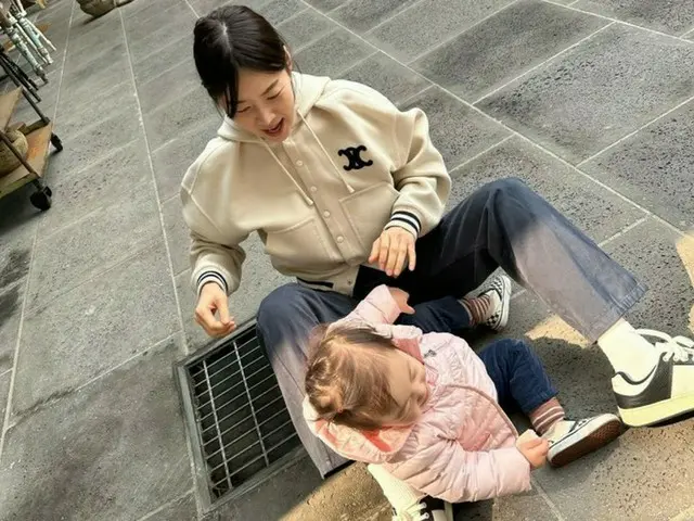 女優ハン・ジヘ、地べたに座り込む娘に困惑も…ママの適応力は「最高」（画像提供:wowkorea）