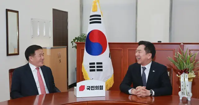 韓国与党“国民の力”の金起ヒョン新代表（右）が9日、大統領室の李珍福政務首席秘書官と対面している様子（画像提供:wowkorea）