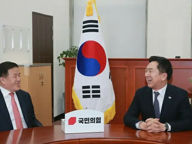 韓国与党“国民の力”の金起ヒョン新代表（右）が9日、大統領室の李珍福政務首席秘書官と対面している様子（画像提供:wowkorea）