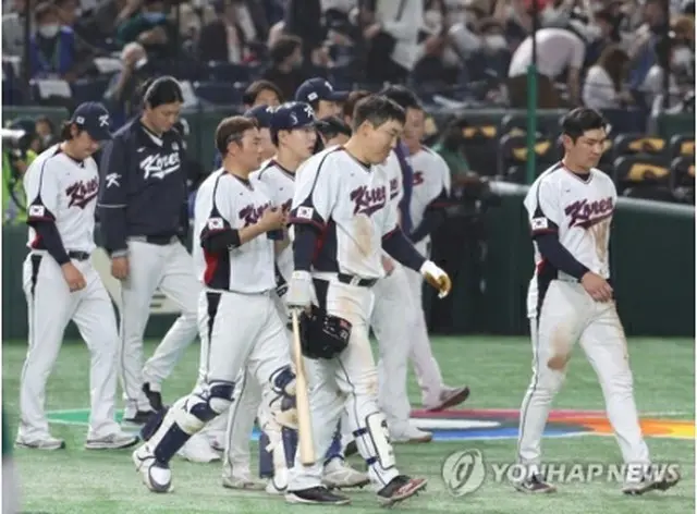 オーストラリアとの試合後、浮かない表情で引き揚げる韓国の選手たち＝９日、東京（聯合ニュース）
