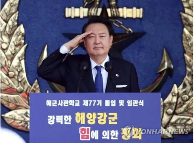 海軍士官学校の卒業・任官式に出席した尹大統領（大統領室通信写真記者団）＝１０日、昌原（聯合ニュース）