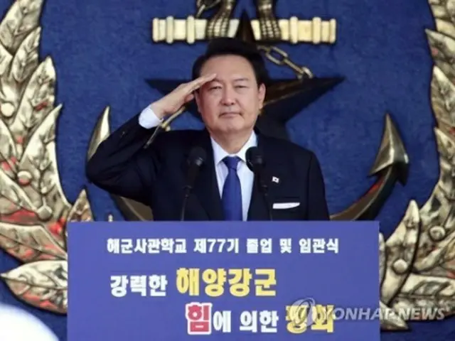 海軍士官学校の卒業・任官式に出席した尹大統領（大統領室通信写真記者団）＝１０日、昌原（聯合ニュース）