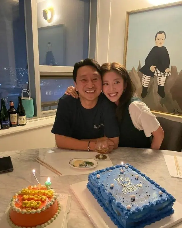 歌手ソン・ダムビ＆イ・ギュヒョク夫婦、親友たちの前でチュー？ラブラブなバースデーパーティーの様子を公開（画像提供:wowkorea）
