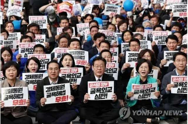 １１日、市民団体が政府の「徴用問題解決策」の撤回を求める集会を開いた。「共に民主党」の李在明（イ・ジェミョン）代表（最前列中央）ら同党の幹部らも集会に参加した＝（聯合ニュース）