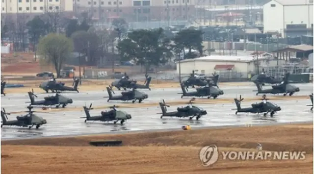 ソウル南方の京畿道・平沢にある米軍基地キャンプ・ハンフリーで待機する攻撃ヘリ「アパッチ」＝１２日、平沢（聯合ニュース）