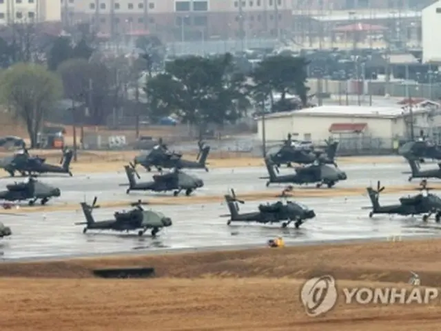 ソウル南方の京畿道・平沢にある米軍基地キャンプ・ハンフリーで待機する攻撃ヘリ「アパッチ」=12日、平沢(聯合ニュース)