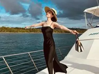 ソヒョン（少女時代）、ブラックドレスで完璧スタイル披露…ヨット上で”ひとりタイタニック”？