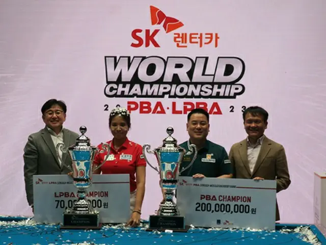優勝したチョ・ジェホとスロン・ピアビ、PBAチャン・サンジン副総裁とSKレンタカーのファン・イルムン代表（画像提供:wowkorea）