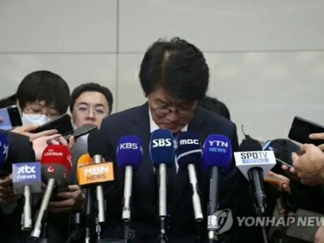 頭を下げる李監督＝１４日、仁川（聯合ニュース）