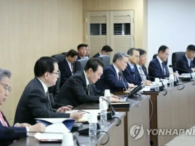 NSC常任委員会に出席した尹大統領(左から3人目、大統領室提供)=(聯合ニュース)≪転載・転用禁止≫