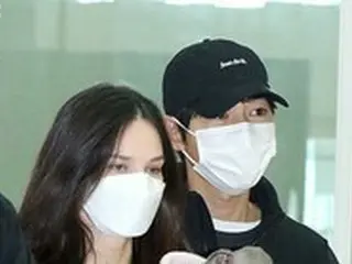 俳優ソン・ジュンギの外国人妻ケイティ、空港で確認された左手薬指のリングが注目を浴びる