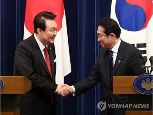 共同記者会見後、握手を交わす尹大統領（左）と岸田首相＝１６日、東京（聯合ニュース）