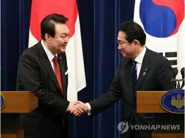 共同記者会見後、握手を交わす尹大統領（左）と岸田首相＝１６日、東京（聯合ニュース）