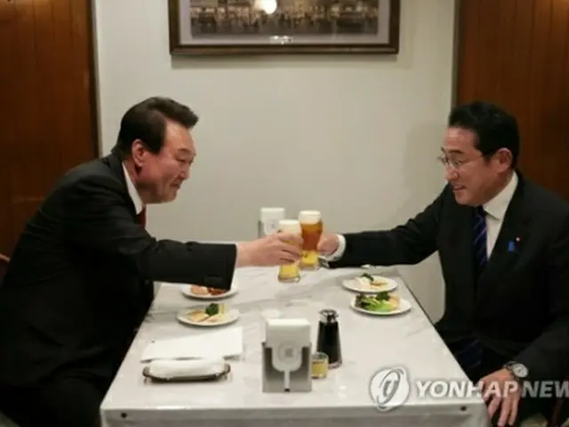 銀座の洋食店で乾杯する尹大統領（左）と岸田首相＝16日、東京（聯合ニュース）