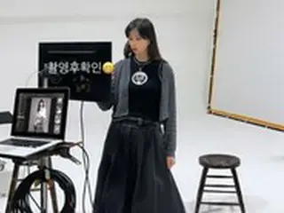 女優コ・ソヨン、撮影後の真剣なモニタリング中も ”女優オーラ”発揮