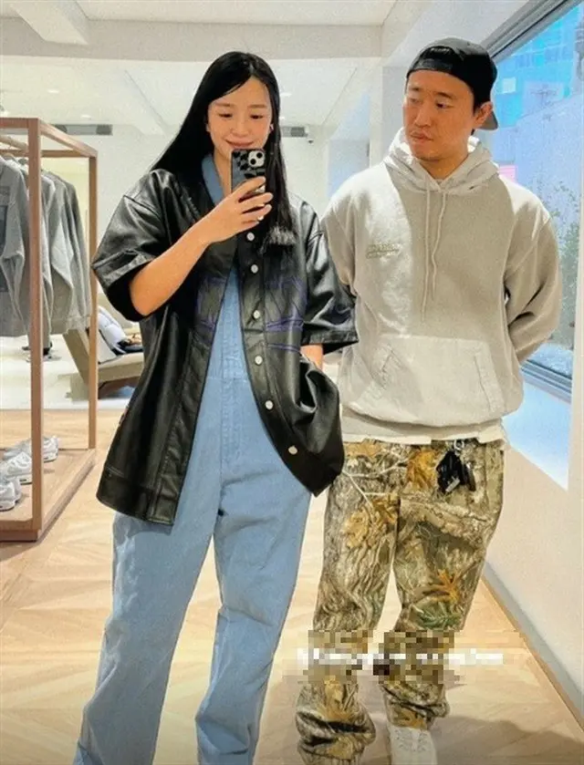 ケリ（Leessang）、10歳年下の妻＆ “爆風成長”のハオ君と家族デート（画像提供:wowkorea）