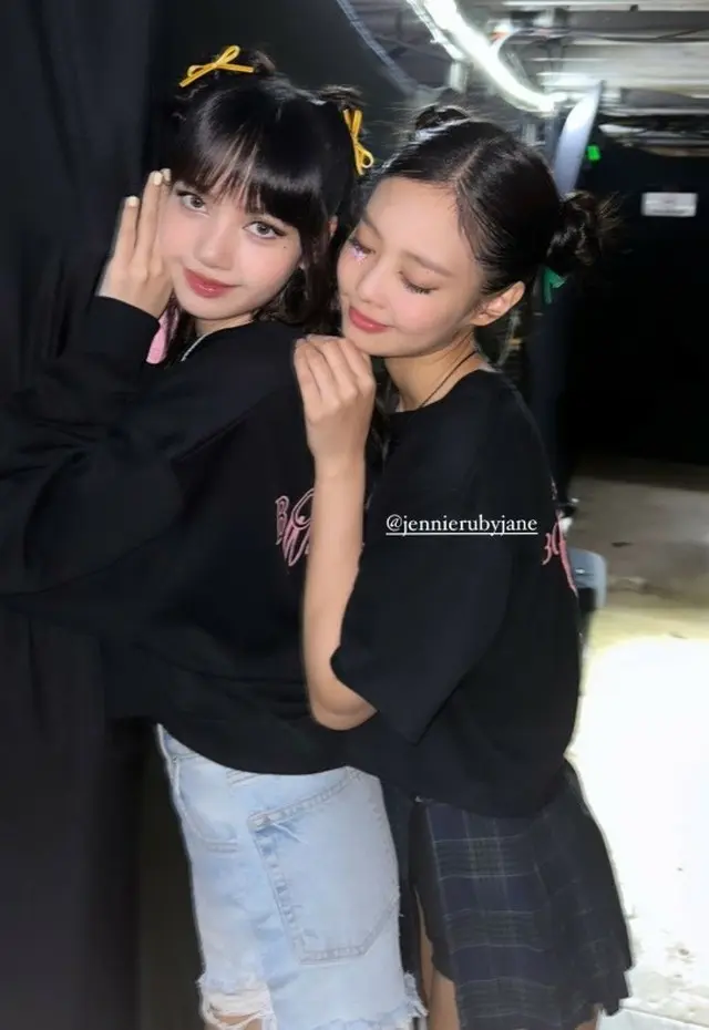 「BLACKPINK」JENNIE・LISA、愛らしいツーショット（画像提供:wowkorea）