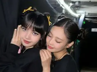 「BLACKPINK」JENNIE・LISA、愛らしいツーショット…美しい子のそばに美しい子