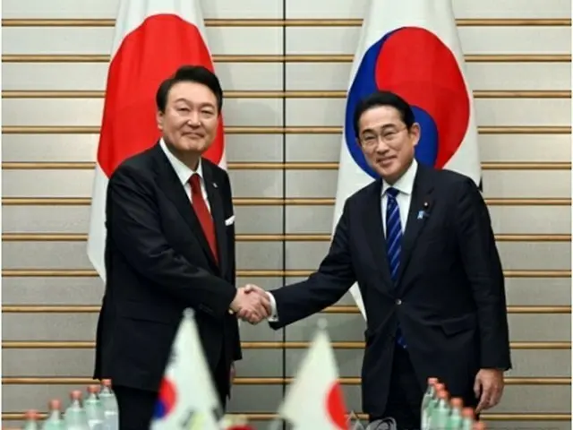 １６日の韓日首脳会談で握手を交わす尹大統領（左）と岸田首相＝（聯合ニュース）
