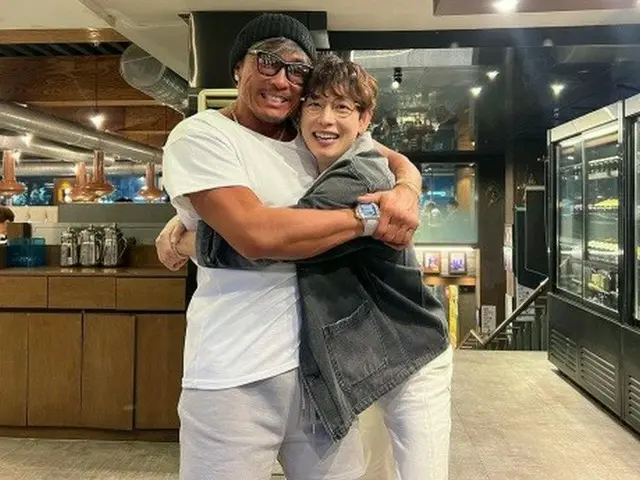 秋山成勲、イム・シワン（ZE:A）とのツーショットを公開…熱いハグ“愛する弟”（画像提供:wowkorea）