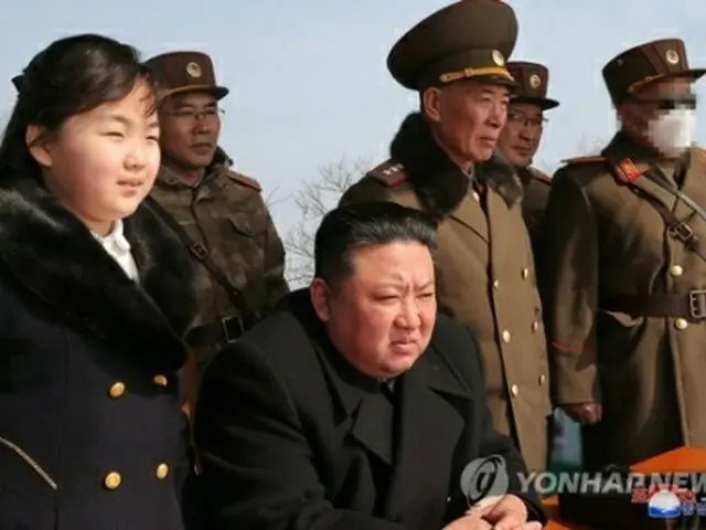 朝鮮中央通信は、18～19日に金正恩氏が娘ジュエさんと共に戦術核運用部隊の「核反撃仮想総合戦術訓練」に立ち会ったと伝えた＝（朝鮮中央通信＝聯合ニュース）