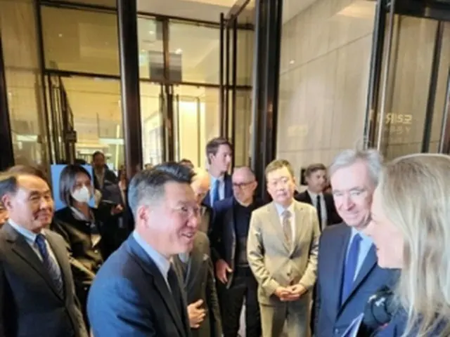 ＬＶＭＨモエヘネシー・ルイヴィトンのベルナール・アルノー会長（右から２人目）一行を迎える現代百貨店グループの鄭志宣会長（中央、読者提供）＝（聯合ニュース）≪転載・転用禁止≫