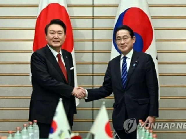 １６日の韓日首脳会談で握手を交わす尹大統領（左）と岸田首相＝（聯合ニュース）