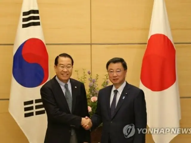 会談前に握手を交わす権氏（左）と松野氏＝２３日、東京（聯合ニュース）