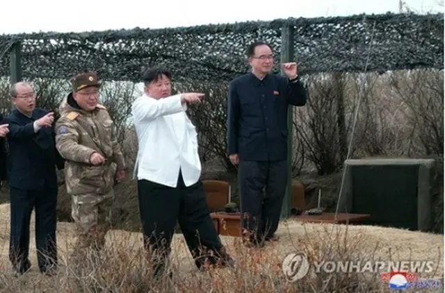 北朝鮮の朝鮮中央通信は２４日、金正恩（キム・ジョンウン）国務委員長（朝鮮労働党総書記）立ち会いの下、「核無人水中攻撃艇」の水中爆発実験と戦略巡航ミサイルの空中爆発実験を実施したと報じた＝（朝鮮中央通信＝聯合ニュース）