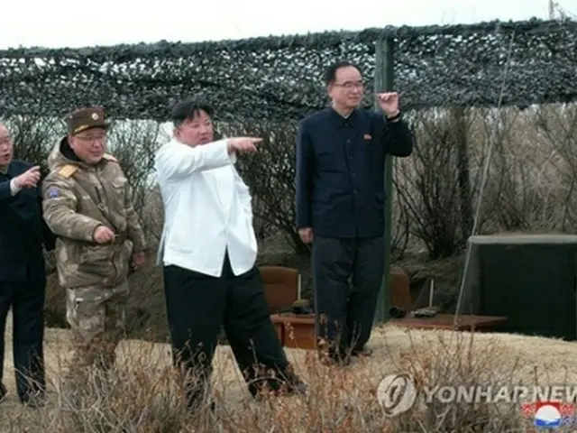 北朝鮮の朝鮮中央通信は２４日、金正恩（キム・ジョンウン）国務委員長（朝鮮労働党総書記）立ち会いの下、「核無人水中攻撃艇」の水中爆発実験と戦略巡航ミサイルの空中爆発実験を実施したと報じた＝（朝鮮中央通信＝聯合ニュース）