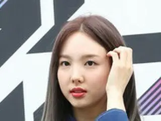 「TWICE」ナヨン、果敢なオフショルダー姿…ラブリーで爽やかなビジュアル