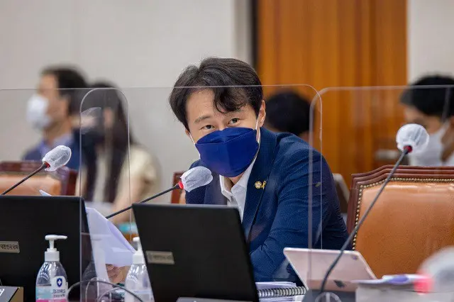 李誕煕、共に民主党議員（画像提供:wowkorea）