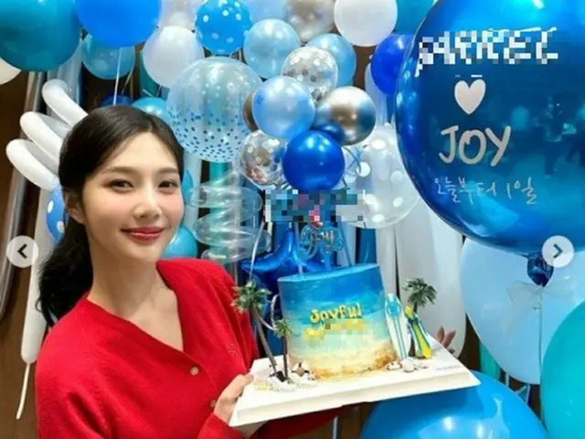 ジョイ（Red Velvet） 、風船に囲まれケーキを手にして笑顔（画像提供:wowkorea）