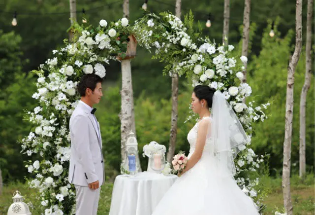 韓国の雪岳山生態探訪院で行なわれた「国立公園エコ森の中の結婚式」の様子（画像提供:wowkorea）