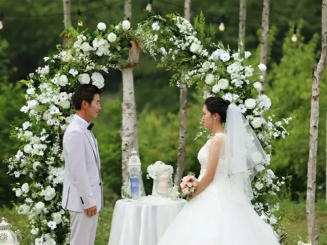 韓国の雪岳山生態探訪院で行なわれた「国立公園エコ森の中の結婚式」の様子（画像提供:wowkorea）