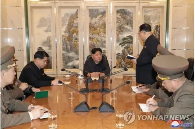 朝鮮中央通信は、金正恩氏が核兵器研究所から核武力を質量ともに強化するためのここ数年間の事業状況と生産実態について報告を受けたと報じた＝（朝鮮中央通信＝聯合ニュース）≪転載・転用禁止≫