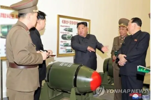 朝鮮中央通信は、金正恩国務委員長（中央）が核兵器事業を指導したと報じた＝（朝鮮中央通信＝聯合ニュース）≪転載・転用禁止≫