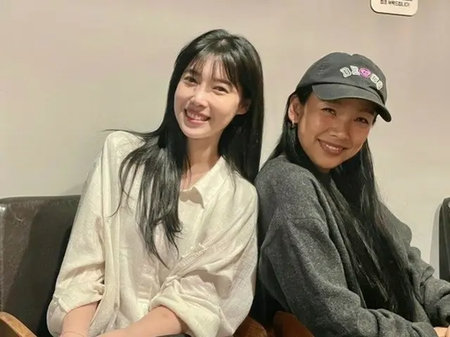 女優ペ・ダヘ、イ・ヒョリとの”仲良しショット”公開…夫イ・ジャンウォン（Peppertones）も女子会に参加？（画像提供:wowkorea）